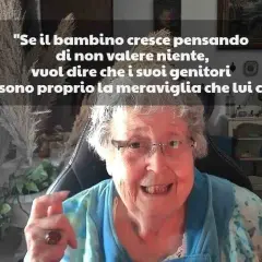Anziana con occhiali sorride, con una citazione che suggerisce che i genitori che non apprezzano i figli li deludono.