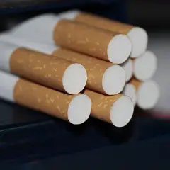 Zbliżenie na papierosy w paczce. Zastanawiasz się, ile papierosów można przewieźć do Niemiec?