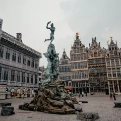 Fontanna Brabo na rynku w Antwerpii, gdzie leży to piękne miasto.