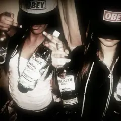 Två personer i fjortis stil med "Obey"-kepsar och Bacardi-flaskor.