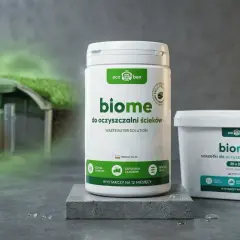 Produkty "biome" do oczyszczalni ścieków i szamba, z zieloną mgiełką nad oczyszczalnią.