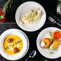 Zupa dyniowa, sałatka, kotleciki z sosem i drink – idealna, efektowna kolacja dla znajomych.