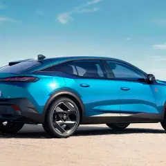 Niebieski Peugeot 408 na pustyni. Sprawdź atrakcyjną peugeot 408 cena i zamów już dziś!