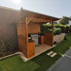 Ein schöner Grillunterstand, den man selber bauen kann, mit Grill, Arbeitsfläche und Beleuchtung.