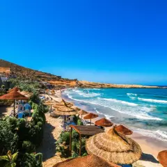 Piękna plaża w Tunezji, idealna na wakacje. Nawet w lutym pogoda sprzyja relaksowi nad morzem.
