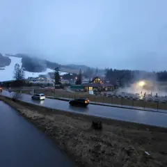 Mglisty dzień w Tatrach. Widok na stok narciarski i gorące źródła. Idealne miejsce na zimowy camping.