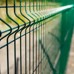 Zielona siatka ogrodzeniowa. Jeśli zastanawiasz się, gdzie zgłosić nielegalne ogrodzenie, sprawdź lokalne przepisy.