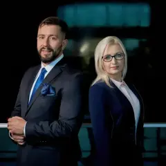 Dwóch prawników w eleganckich garniturach. Dowiedz się, ile kosztuje porada prawna i jak uzyskać profesjonalne wsparcie.