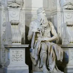 Il Mosè di Michelangelo a San Pietro in Vincoli, con le figure di Lia e Rachele ai lati, un capolavoro che incanta.