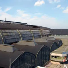 Hamburg Hauptbahnhof, der größte Bahnhof Deutschlands, mit seinen charakteristischen Glasdächern und dem markanten Uhrenturm.
