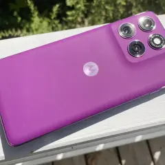 Fioletowy telefon Motorola z potrójnym aparatem, idealny, jeśli szukasz jaki telefon z dobrym aparatem.