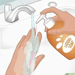 Ręce z superglue myje się ciepłą wodą i mydłem. To prosty sposób, czym rozpuścić superglue.