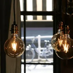 Lámparas Edison colgantes, perfectas para crear ambiente y proporcionar los lumenes para estudiar necesarios.