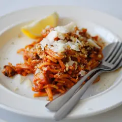 Prosty przepis na spaghetti z sosem pomidorowym, który zachwyca smakiem