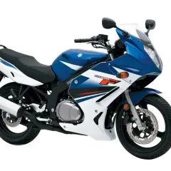 Suzuki GS 500 F azul y blanca, lista para la carretera.