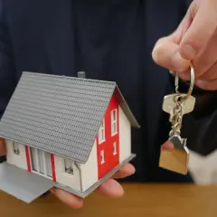 Model domu i klucze symbolizują podział domu po rozwodzie a dzieci.