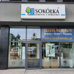 Elegancki salon okien i drzwi SOKÓŁKA z logo i szyldem HÖRMANN.
