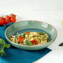 Un'appetitosa insalata di legumi, arricchita da pomodorini e erbe fresche, pronta per essere gustata.