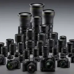 Duży wybór obiektywów Nikon, od szerokokątnych po teleobiektywy, prezentuje różnorodność tego rodzaju obiektywu.