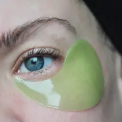 En grön eye patch sitter perfekt under ögat, följer hudens konturer. Så här ska eye patches sitta för bästa resultat.