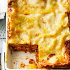 Lasagne al forno mit geschmolzenem Käse, bereit zum Servieren. Die Zutaten sind perfekt geschichtet.