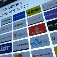 Ranking linii lotniczych w klasie biznes. Widoczne loga przewoźników: LOT, Emirates, KLM, Lufthansa, Qatar Airways i inne.