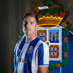 Jan Bednarek w koszulce FC Porto, prezentuje swoje obecne drużyny.