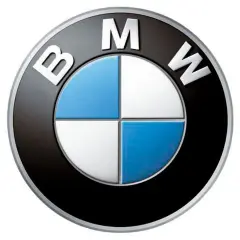 Logo BMW: okrąg z literami BMW i niebiesko-białymi ćwiartkami.