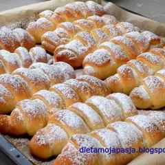 Sekrety puszystych bułek drożdżowych: przepis, który zawsze działa