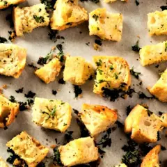 Goldbraune, knusprige Brotwürfel mit Kräutern – perfekt, um Croutons selber zu machen für Salate oder Suppen.