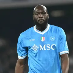 Piłkarz w błękitnej koszulce Napoli, gdzie gra Lukaku, z logo MSC i herbem Włoch.