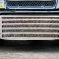 Twój intercooler woła o pomoc? Wyczyść go i odzyskaj moc silnika!