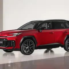 Nowe modele Toyoty: czerwony RAV4 GR SPORT z czarnym dachem i felgami, prezentujący sportowy charakter.