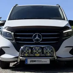 Vit Mercedes Vito med extraljus och ett problem med frontskyddet.