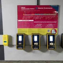 Kasa biletowa SKM z kasownikami i cennikiem biletów metropolitalnych Trójmiasto.