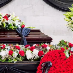Dlaczego kwiaty po pogrzebie muszą leżeć 6 tygodni – tradycja i znaczenie