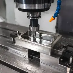 Precyzyjna obróbka stali na frezarce CNC. Wiertło precyzyjnie kształtuje metalowy element, tworząc idealne wgłębienie.