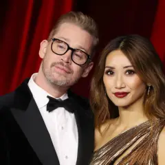 Macaulay Culkin z partnerką na czerwonym dywanie. Choć Macaulay Culkin dzieci nie ma, jego kariera wciąż trwa.