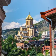 Tbilisi, jedno z najpiękniejszych miast Europy, z dominującą katedrą i malowniczymi dachami.
