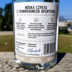Wódka czysta ziemniaczana, żytniówka wódka o aksamitnym smaku, z polskich upraw. Degustuj lekko schłodzona.