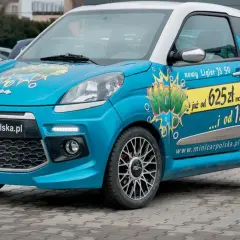 Niebieski czterokołowiec lekki Ligier JS 50 z napisem "WOW" i informacją o cenie.