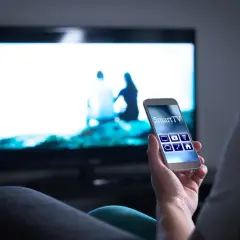 Smartfon steruje telewizorem przez Wi-Fi, wyświetlając obraz z telefonu na TV.