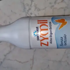 Bottiglia di Zymil senza lattosio, ideale per chi è in gravidanza e cerca un prodotto altamente digeribile.