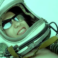 Kobieta w goglach i hełmie astronauty, gotowa na podróż w kosmos, jak w najlepszych filmach o kosmosie.