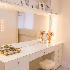 Eleganckie lustro podświetlane do toaletki z żarówkami, tworzące idealne warunki do makijażu.