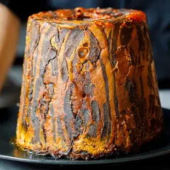 Un farçon savoyard traditionnel, un plat rustique aux couches dorées et caramélisées, prêt à être dégusté.