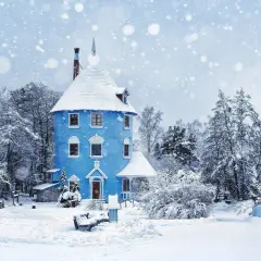 Niebieski domek w śnieżnym lesie, jak z bajki. To prawdziwy winter wonderland tekst, otoczony drzewami pokrytymi białym puchem.