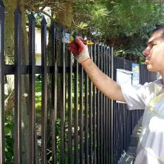 Skuteczne sposoby na to, czym wyczyścić metalowe ogrodzenie bez rdzy