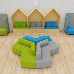 Kolorowy kącik relaksu w szkole z modułowymi sofami i przytulnymi budkami do siedzenia.