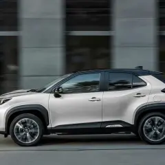 Vue latérale d'une Toyota Yaris Cross hybride non rechargeable. Avis sur son design moderne et ses lignes dynamiques.